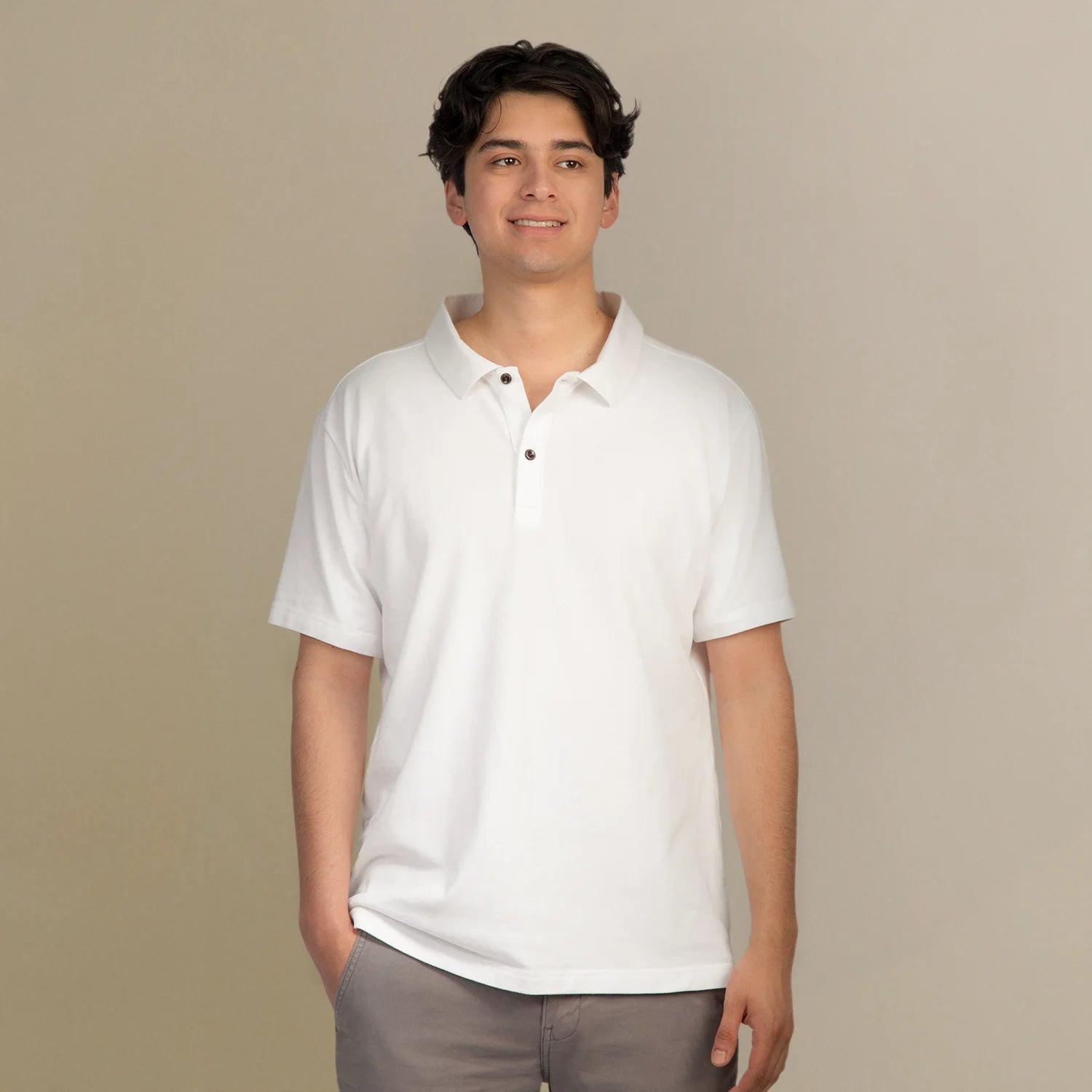 ConfidenceforAll-Polo-Wit_Model_Voorkant.webp