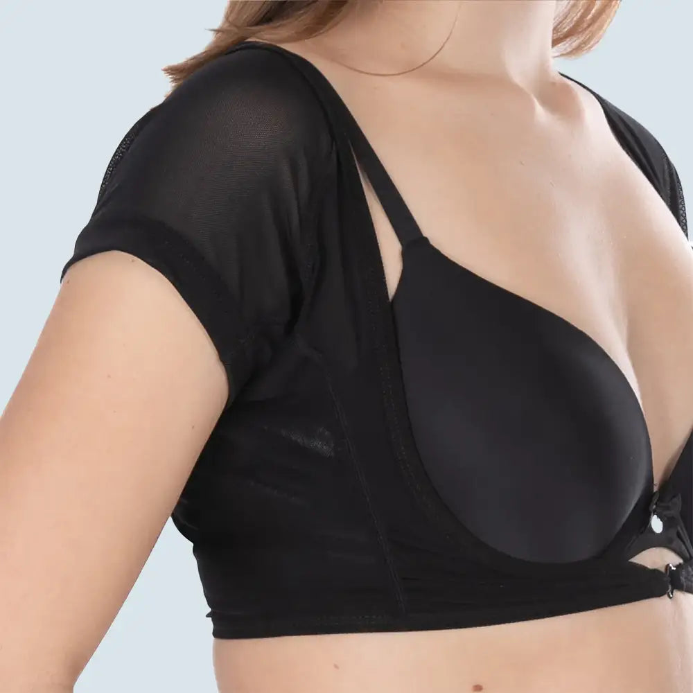 Studio fotografie van ConfidenceForAll DryDress Lange pad Anti-zweet Top in Zwart, Schuin vooraanzicht model bruin haar en witte achtergrond