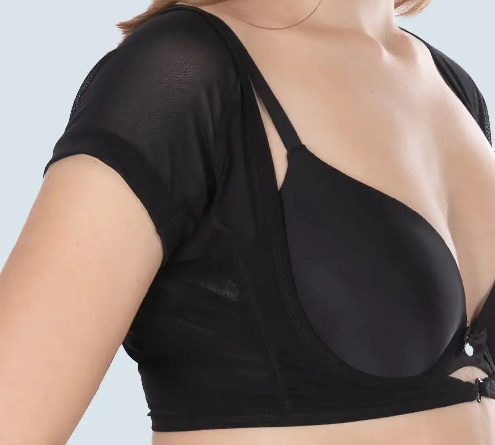 Studio fotografie van ConfidenceForAll DryDress Lange pad Anti-zweet Top in Zwart, Schuin vooraanzicht model bruin haar en witte achtergrond