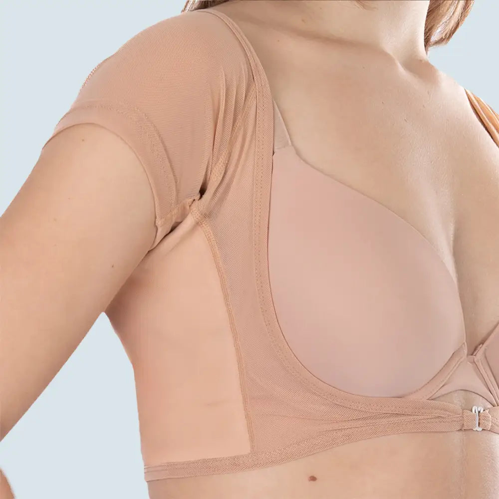 Studio fotografie van ConfidenceForAll DryDress Lange pad Anti-zweet Top in Beige, Schuin vooraanzicht model bruin haar en witte achtergrond