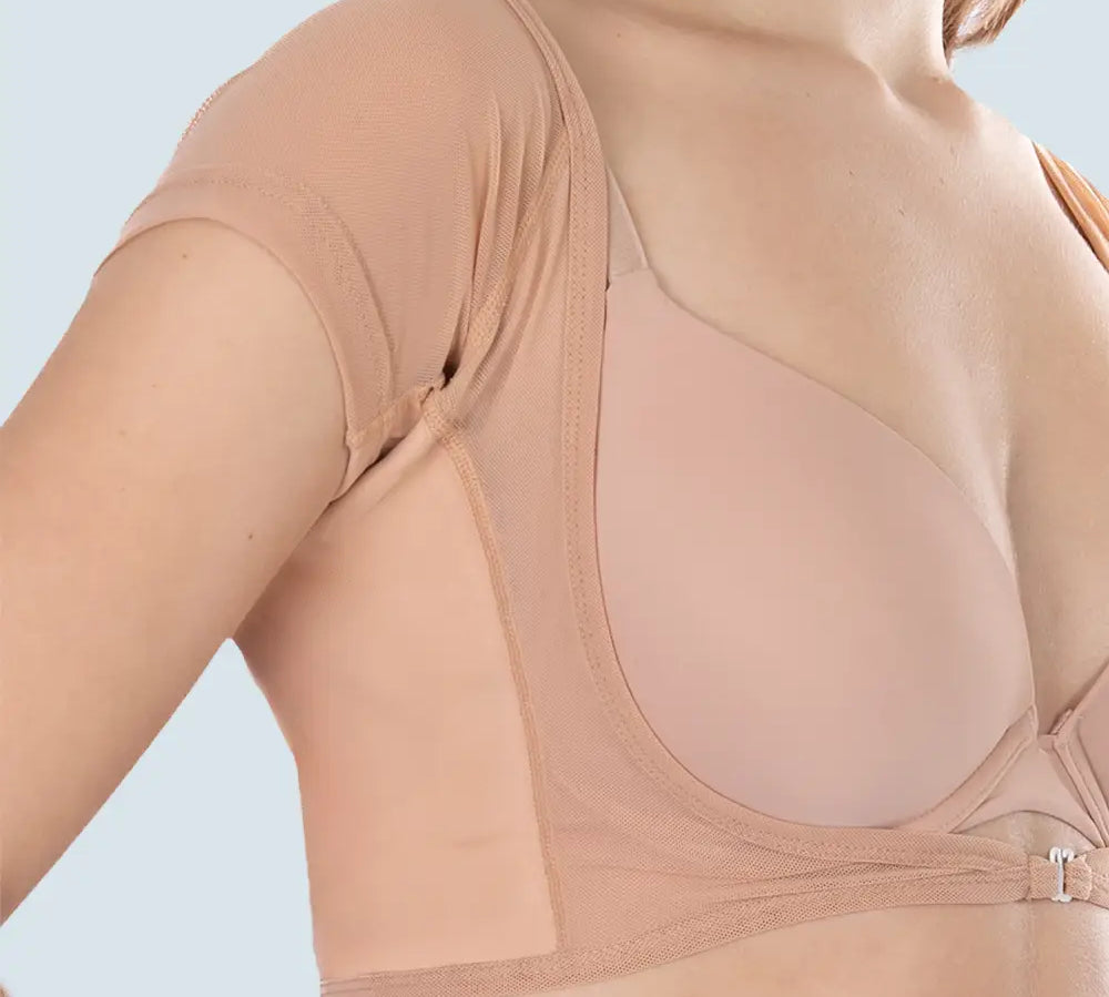 Studio fotografie van ConfidenceForAll DryDress Lange pad Anti-zweet Top in Beige, Schuin vooraanzicht model bruin haar en witte achtergrond