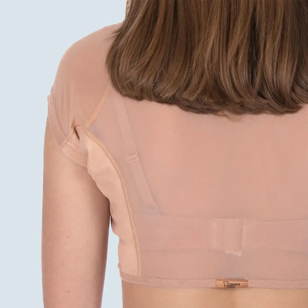 Studio fotografie van ConfidenceForAll DryDress Lange pad Anti-zweet Top in Beige achter aanzicht model bruin haar en witte achtergrond