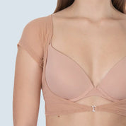 Studio fotografie van ConfidenceForAll DryDress Korte pad Anti-zweet Top in Beige vooraanzicht model bruin haar en witte achtergrond