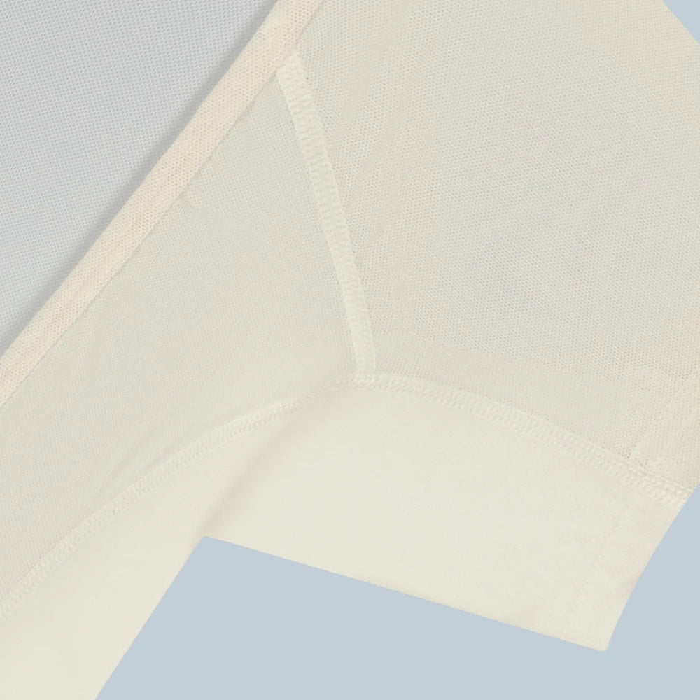 Flatlay detail otografie van een creme witte korte mouw en doorschijnende ConfidenceForAll DryDress-top met zweetabsorberende, anti-transpirant en antibacteriële zweetpads
