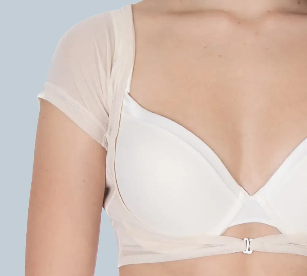 Studio fotografie van ConfidenceForAll DryDress Korte pad Anti-zweet Top in Creme Ivoor wit vooraanzicht model bruin haar en witte achtergrond
