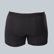 3D-studiofotografie van de achterkant van een zwarte, anti-transpirant, zweetbestendige boxershort van ConfidenceForAll met zweetpads op een effen grijsblauwe achtergrond.