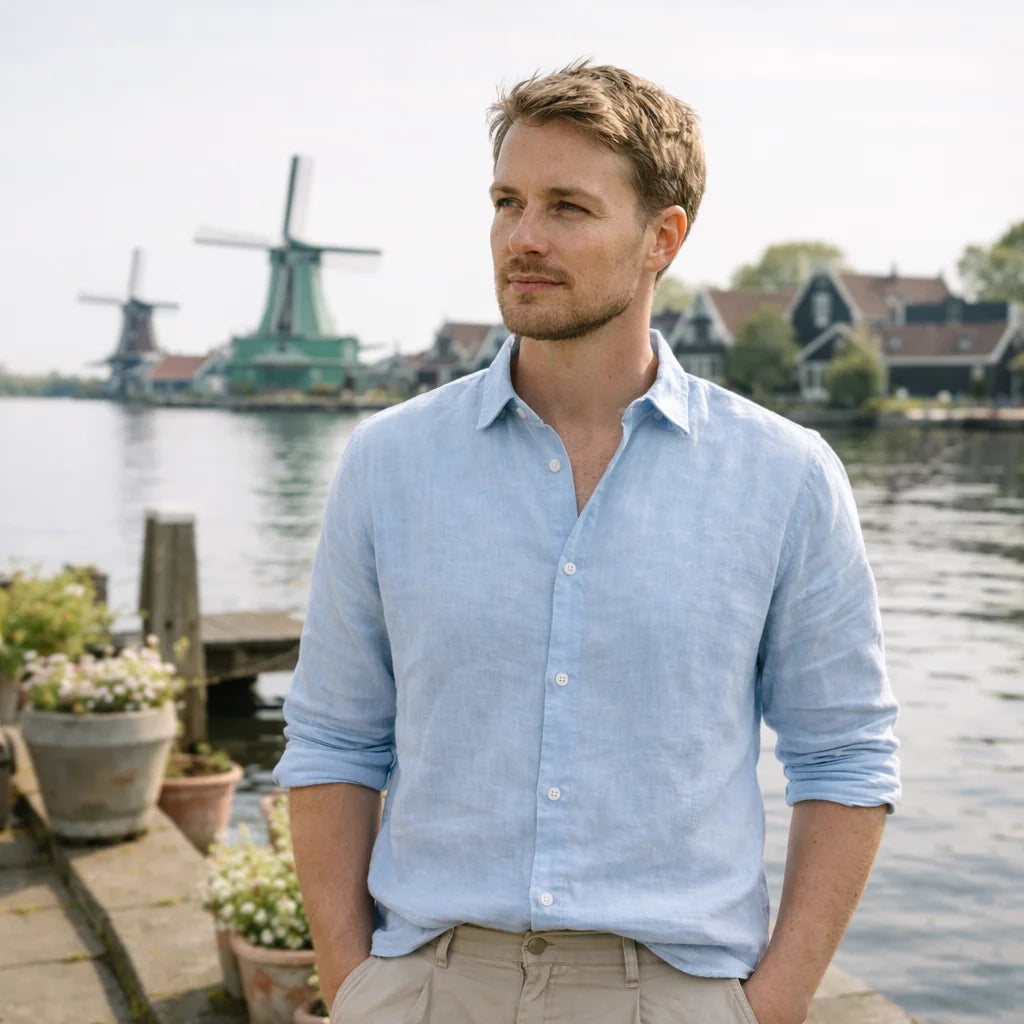 Editorial foto van Confidence For All van mannelijk model met lichtblauwe linnen overhemd aan in Zaandam