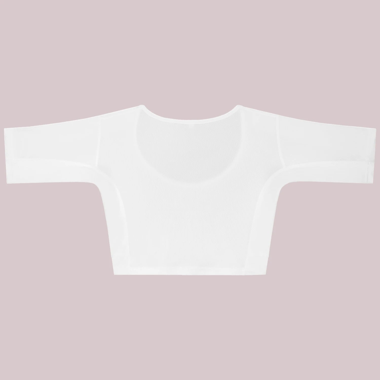 Flatlay-foto van achterkant van witte ConfidenceForAll crop top met halve mouwen met behandelde zweetpads die zweet en geurtjes blokkeren, geplaatst op een zachtroze achtergrond