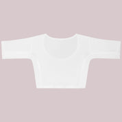 Flatlay-foto van achterkant van witte ConfidenceForAll crop top met halve mouwen met behandelde zweetpads die zweet en geurtjes blokkeren, geplaatst op een zachtroze achtergrond