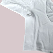 Flatlay Detailfoto van ConfidenceForAll Witte crop top met halve mouwen, zodat de zachte, ademende en snel drogende stoftextuur zichtbaar is