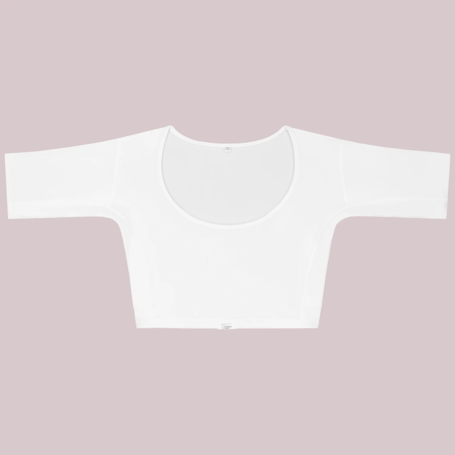 Flatlay-foto van ConfidenceForAll Witte crop top met halve mouwen, voorkant met behandelde zweetpads die zweet en geurtjes blokkeren