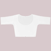 Flatlay-foto van ConfidenceForAll Witte crop top met halve mouwen, voorkant met behandelde zweetpads die zweet en geurtjes blokkeren