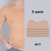 Beige Confidence For All heren anti-zweet T-shirt met korte mouwen, en v-hals gedragen door model, naast een netjes opgestapelde 5-pack shirts in beige kleur (4+1 voordeelverpakking), comfortabel en basic design voor dagelijks gebruik.