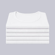 5-pack witte Confidence For All heren anti-zweet T-shirts netjes opgestapeld, basic shirts met ronde hals.