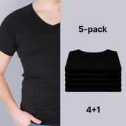 Zwarte Confidence For All heren anti-zweet T-shirt met korte mouwen, en v-hals gedragen door model, naast een netjes opgestapelde 5-pack shirts in zwarte kleur (4+1 voordeelverpakking), comfortabel en basic design voor dagelijks gebruik.
