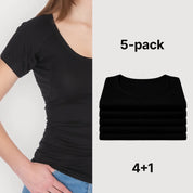 Zwarte Confidence For All dames anti-zweet T-shirt met korte mouwen, gedragen door model, naast een netjes opgestapelde 5-pack shirts in zwarte kleur (4+1 voordeelverpakking), comfortabel en basic design voor dagelijks gebruik.