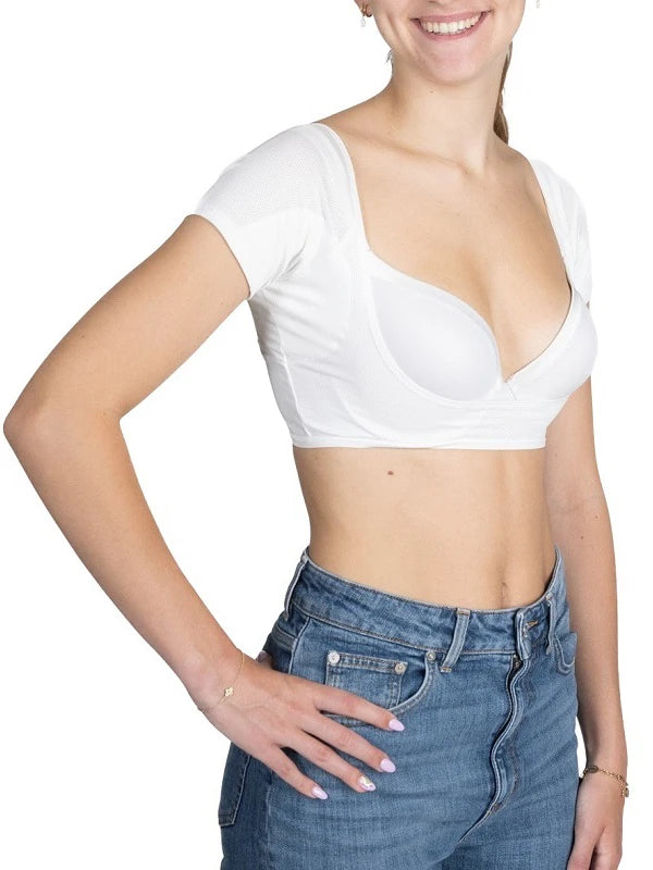 Dame studio foto met ConfidenceForAll anti-zweet College Top in wit en in blauwe spijkerbroek op witte achtergrond