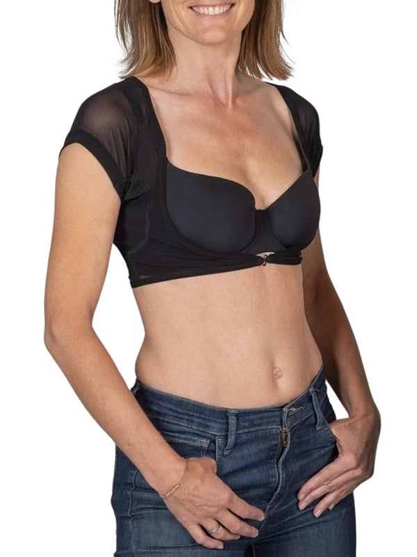 Dame studio foto met zwarte ConfidenceForAll anti-zweet DryDress Top en in blauwe spijkerbroek op witte achtergrond