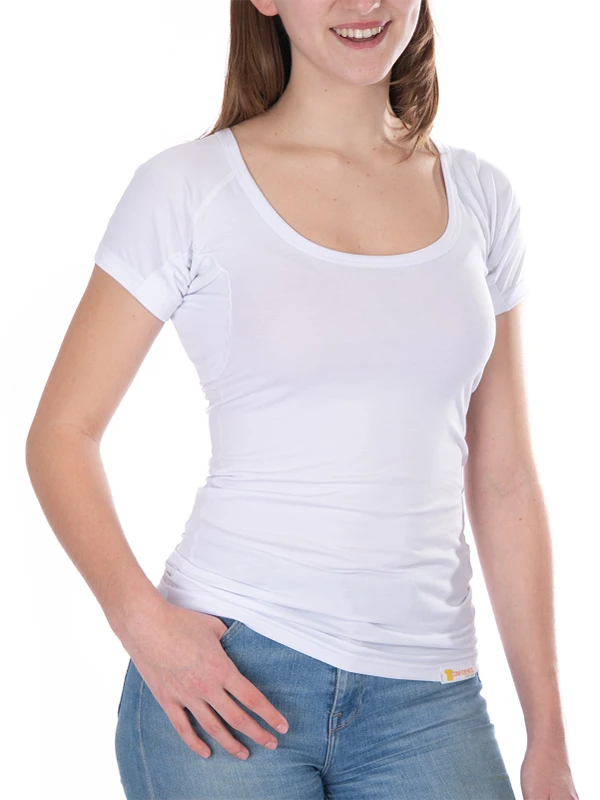 Dame studio foto met ConfidenceForAll anti-zweet shirt met korte mouwen in blauwe spijkerbroek op witte achtergrond