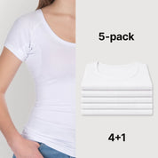 Witte Confidence For All dames anti-zweet T-shirt met korte mouwen, gedragen door model, naast een netjes opgestapelde 5-pack shirts in witte kleur (4+1 voordeelverpakking), comfortabel en basic design voor dagelijks gebruik.