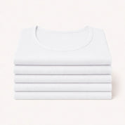 5-pack witte Confidence For All dames anti-zweet T-shirts netjes opgestapeld, basic shirts met ronde hals.