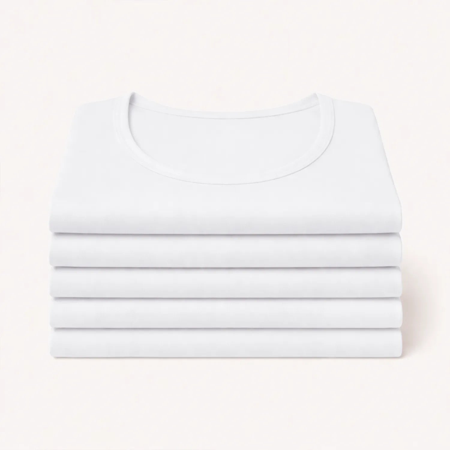 5-pack witte Confidence For All dames anti-zweet T-shirts netjes opgestapeld, basic shirts met ronde hals.