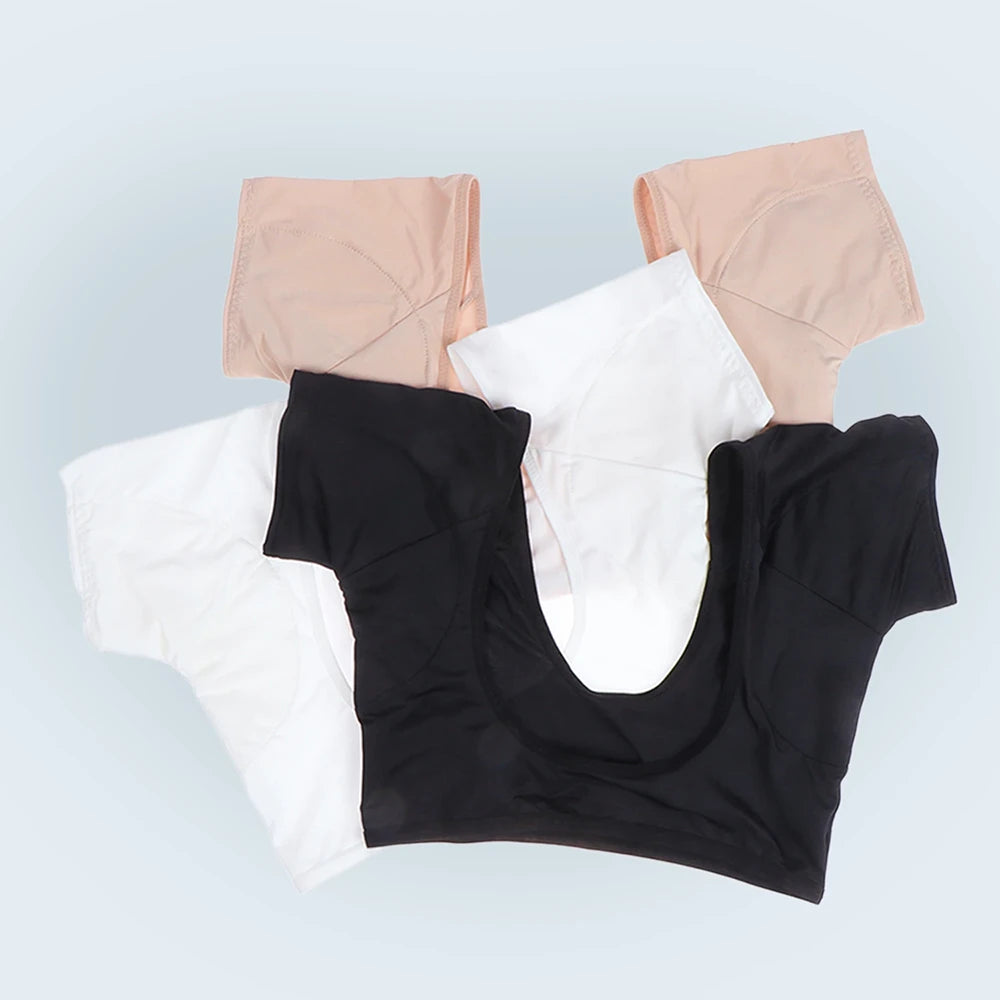 Flatlay productfoto ANTI ZWEET COLLEGE Topjes ConfidenceForAll in beige, wit en zwart 